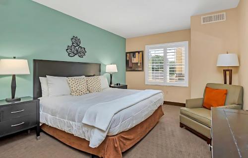 King Bed Suite w Outdoor Pool Hot Tub Arcade in Orlando, USA