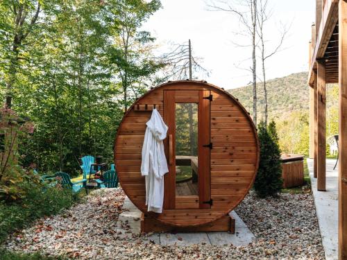 Le Montagnia escape to Tremblant with hot tub in Val-des-Lacs (QC)