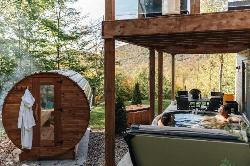 Le Montagnia escape to Tremblant with hot tub in Val-des-Lacs (QC)