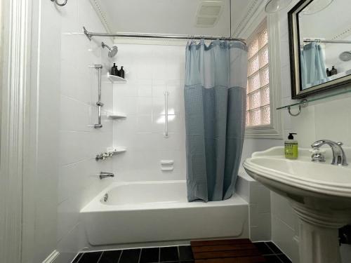 Stupendous Apartment Steps From the Capitol! in Washington, USA