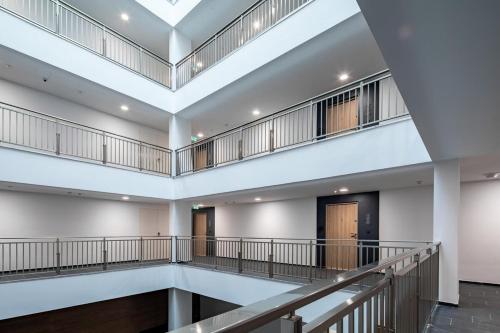Central - Free Parking - Large Balcony - image 4