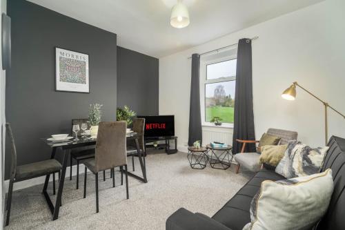 Huddersfield 2BR Flat - Free Parking, Huddersfield
