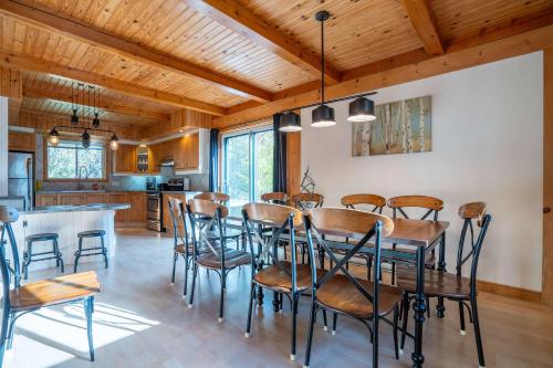 Au Chic Chalet des Chutes Chic Cottage in Lac-Rocher (QC)