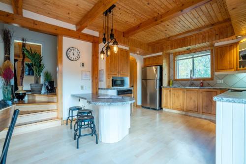 Au Chic Chalet des Chutes Chic Cottage in Lac-Rocher (QC)