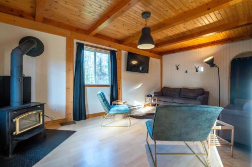 Au Chic Chalet des Chutes Chic Cottage in Lac-Rocher (QC)