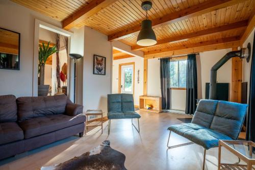 Au Chic Chalet des Chutes Chic Cottage in Lac-Rocher (QC)