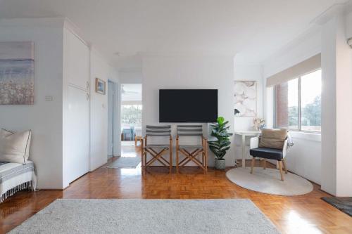 Beachside Clovelly Living w Parking 50m to Beach - image 10