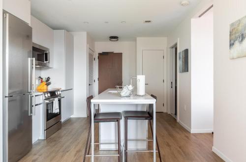 Bright Apt Downtown Seaport - ALX-803 in Boston, USA