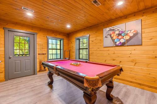 Hot tub Arcade Pool Table Indoor Fireplace in Sevierville, USA