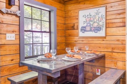 Hot tub Arcade Pool Table Indoor Fireplace in Sevierville, USA