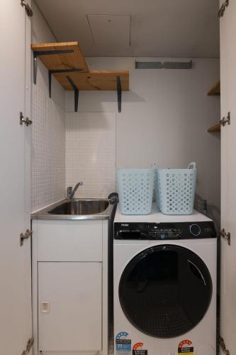 The Icon Surry Hills Stylish 1Bed w Parking - image 4