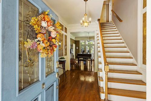 Charming Lakefront Home in Maclaura Hall in Charleston, USA