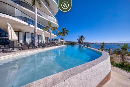 Beachfront 2BR Condo - Pools - Beach - Gym in Cruz de Huanacaxtle, Mexico