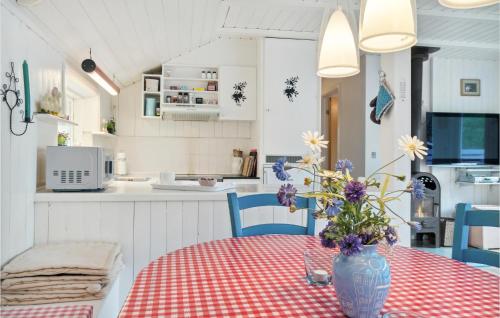 Kitchen, 3 Bedroom Stunning Home In Nexø in Snogebaek