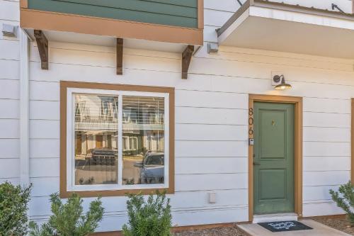 Stylish Townhome with Pool Clubhouse Amenities in Clemson, USA