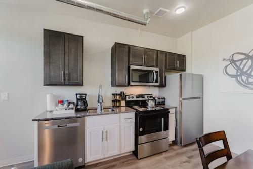 2BR Modern Retreat Near Henry Ford in Detroit, USA
