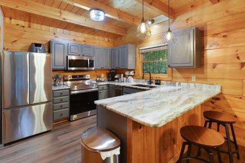 Couples Cabin In Gatlinburg - 3 Miles To Downtown in Gatlinburg, USA