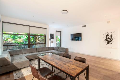 2BR Peaceful Hollywood Oasis Condo el in Los Angeles, USA