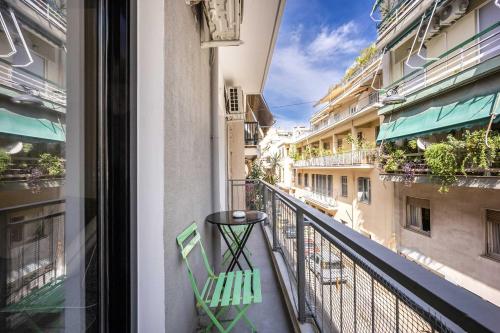 Modern 2BR in Exarchia l Ensuite Baths & Workspace, Atene (foto 2)
