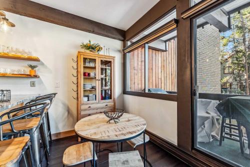 Breck Condo Steps to QuickSilver Lift & Main St in Breckenridge, USA