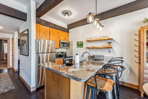 Breck Condo Steps to QuickSilver Lift & Main St in Breckenridge, USA