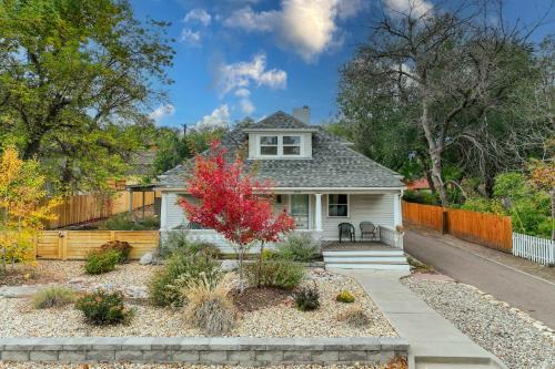 Family-Friendly Cottage Oasis in the Heart of Colorado Springs in Colorado Springs, USA
