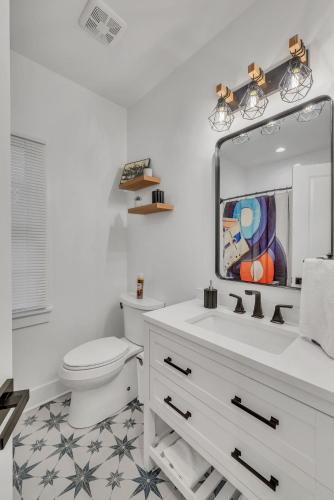 Fully Furnished Bungalow with Deck Near City Center in Nashville, USA