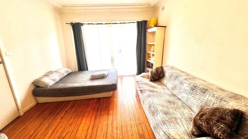 Budget room near Melbourne Airport in St Albans