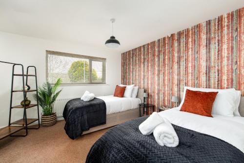 Long Stays-Sleeps 9-Parking-By FabAccommodation
