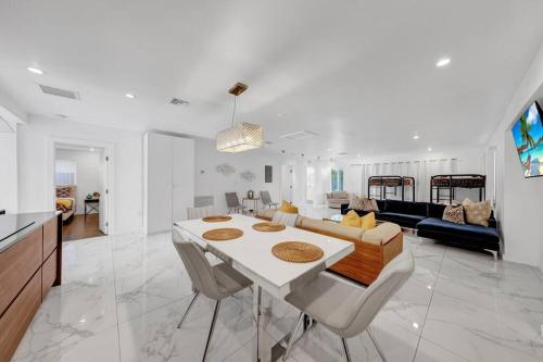 Vibrant & Sleek Miami Pool Home in Miami, USA