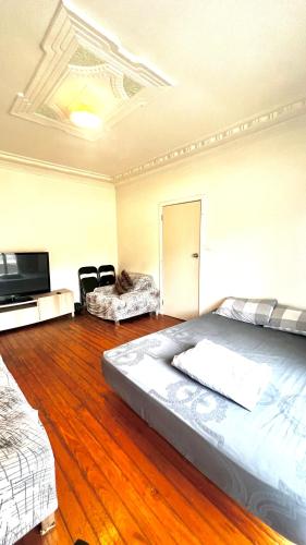 Budget room near Melbourne Airport in St Albans