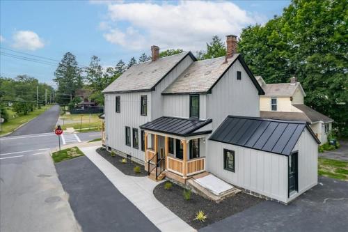 Charming Newly Renovated House Next Door to Track - image 11