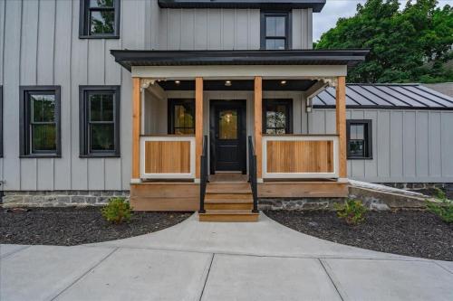 Charming Newly Renovated House Next Door to Track - image 10