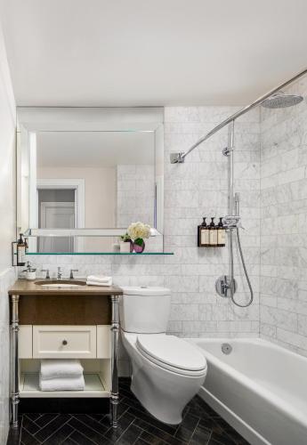 Fairmont  Double Room with Two Double Beds and Bathtub image 5