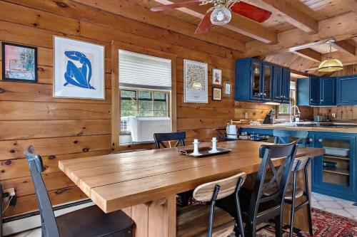 Cozy Athens Cabin on the Lake with Hot Tub & Backyard in Athens, USA