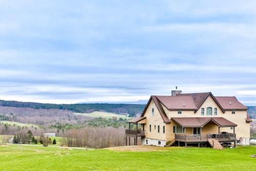 Spacious Retreat with Panoramic View of Catskill Mts in Stamford, USA