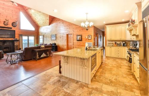 Spacious Retreat with Panoramic View of Catskill Mts in Stamford, USA
