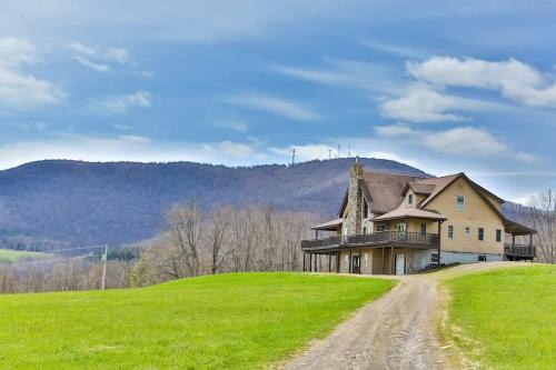 Spacious Retreat with Panoramic View of Catskill Mts in Stamford, USA