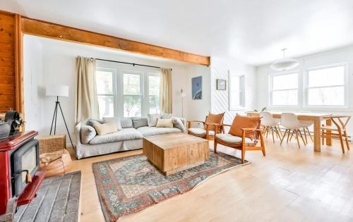 Private Retreat Minutes from Town & Both Mountains in Jewett, USA