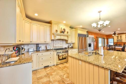 Spacious Retreat with Panoramic View of Catskill Mts in Stamford, USA