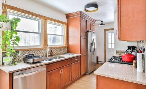 Private Retreat Minutes from Town & Both Mountains in Jewett, USA
