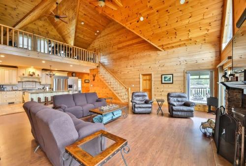 Spacious Retreat with Panoramic View of Catskill Mts in Stamford, USA