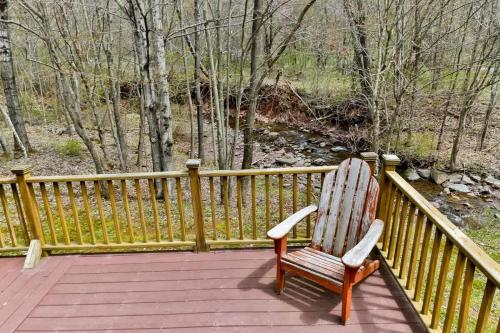 4 Bedroom Log Cabin with Stream and Great Location - image 11
