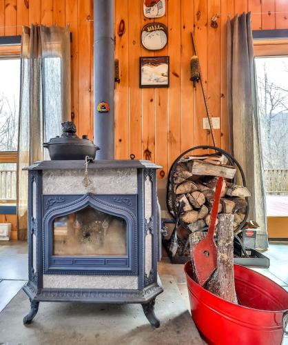 4 Bedroom Log Cabin with Stream and Great Location - image 12