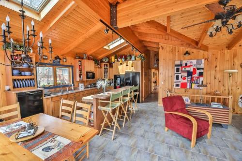 4 Bedroom Log Cabin with Stream and Great Location in Lanesville, USA