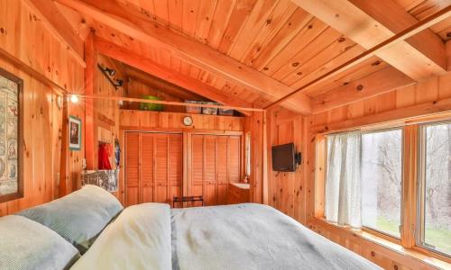 4 Bedroom Log Cabin with Stream and Great Location - image 3