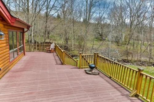 4 Bedroom Log Cabin with Stream and Great Location - main image
