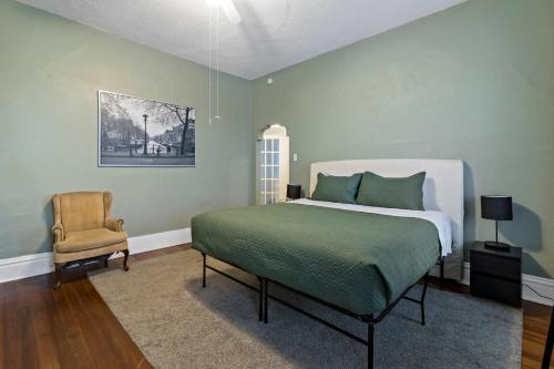 Spacious 2BR w Fenced Yard Office & Roku TV in STL in Soulard, USA