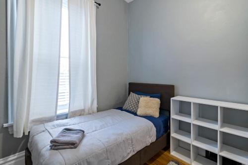 Spacious 2BR w Fenced Yard Office & Roku TV in STL in Soulard, USA