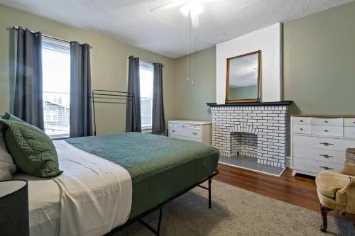 Spacious 2BR w Fenced Yard Office & Roku TV in STL in Soulard, USA